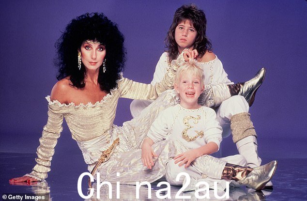 1981 年 6 月,歌手兼演员雪儿 (Cher)、她的长子查斯蒂蒂 (Chaz Bono) 和儿子伊利亚·布鲁·奥尔曼 (Elijah Blue Allman) 在洛杉矶拍摄照片