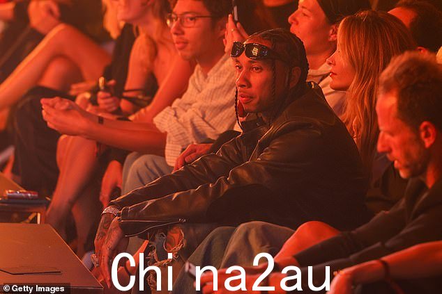 全场最佳座位:她坐在 Tyga 旁边的前排,观看穿着内衣的模特在跑道上昂首阔步