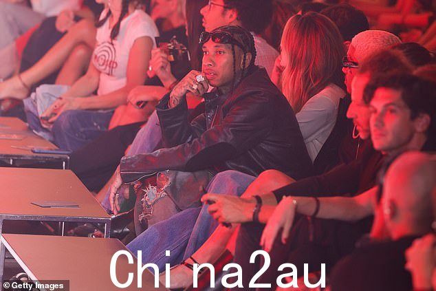 固定:说唱歌手添加了一个闪闪发光的大戒指和一个配套的手镯,同时戴着一副黑色太阳镜,他举起太阳镜观看模特