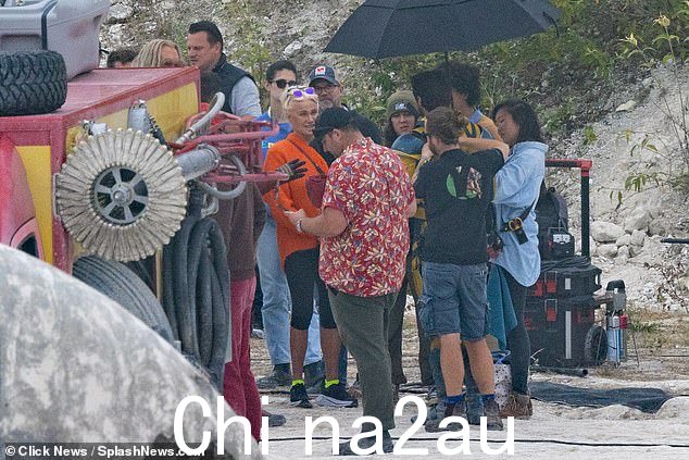闲逛:演员和工作人员在拍摄间隙聚集在一起