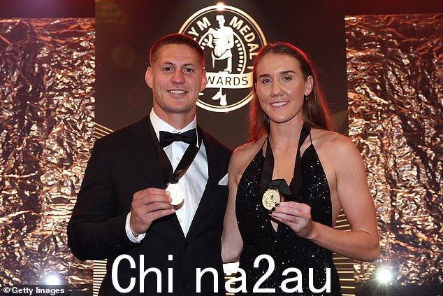 各自的骑士队后卫 Kalyn Ponga 和 Tamika Upton 作为 NRL 和 NRLW 中最好、最公平的球员荣获 Dally M 奖牌