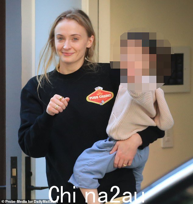 监护权之争:特纳在指控她的美国前夫扣留孩子们的护照后,试图将三岁的女儿威拉和 14 个月大的德尔菲恩送回英国(周三早上特纳与威拉合影) )