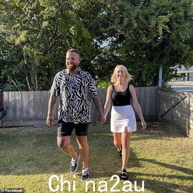 新婚夫妇(如图)要求公园场地给出答复