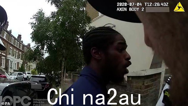 在某个阶段,多斯桑托斯先生告诉警察'他在流血',但一名警察说这是'你的行为造成的'