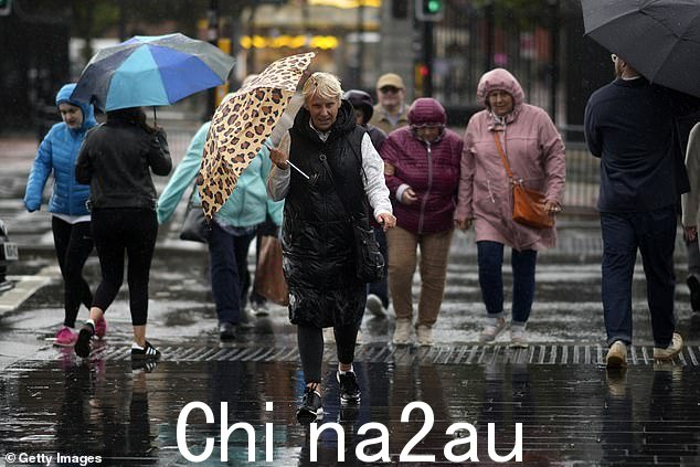 昨天,当艾格尼丝风暴来袭时,利物浦的人们冒着大雨和强风