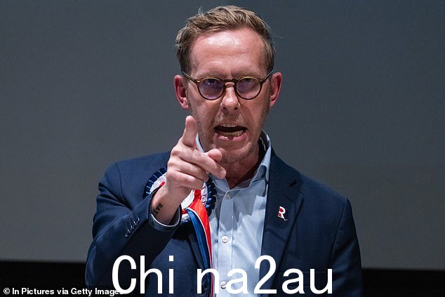 Fox 在 2020 年创立了回收党,他说:“我们已经过了分水岭,所以我可以这样说:向我展示一个有自尊心的男人,愿意和他上床。” Woman'