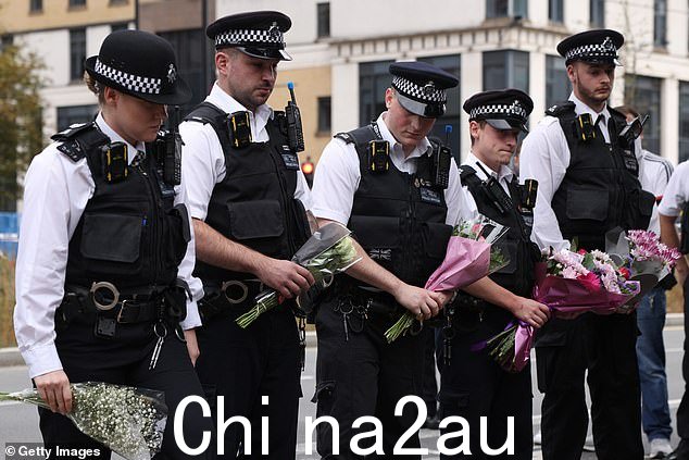 急救人员在克罗伊登袭击现场悼念