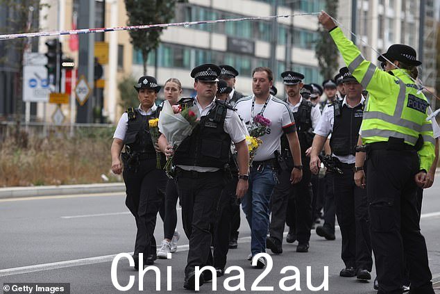 15 岁女学生去世后,警察献花致哀