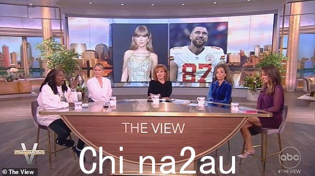 Sunny 和其他小组成员正在讨论 Taylor Swift 和 Travis Kelce 所谓的浪漫