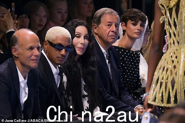 FROW:雪儿坐在前排,旁边是她的玩具男孩男友