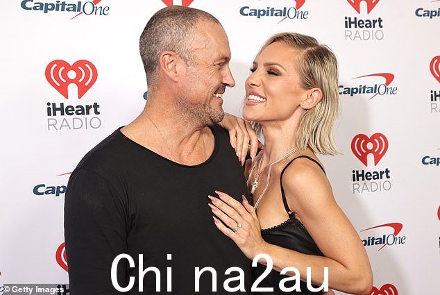 这是在这位母亲宣布与她的长期伴侣布莱恩·奥斯汀·格林订婚之后发布的。上周在 iHeartRadio 音乐节上拍摄的照片