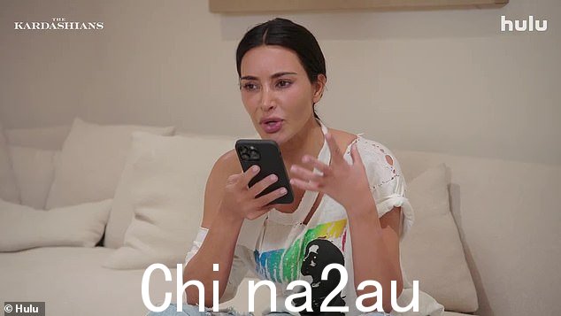 Spat:《卡戴珊一家》第四季以爆炸性的方式开始,金·卡戴珊 (Kim Kardashian) 和考特尼·卡戴珊 (Kourtney Kardashian) 在电话中互相辱骂,发生了令人厌恶的口角