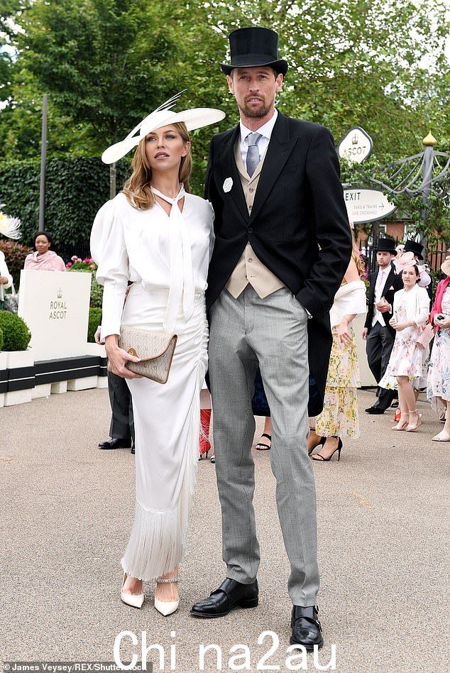 Abbey 和 Peter 的书着重讲述了 Abbey 认为倒霉的 Peter Crouch 是天才进球者,而不是一个从 Gap 中了解 Gucci 的人,作为一个项目”类=