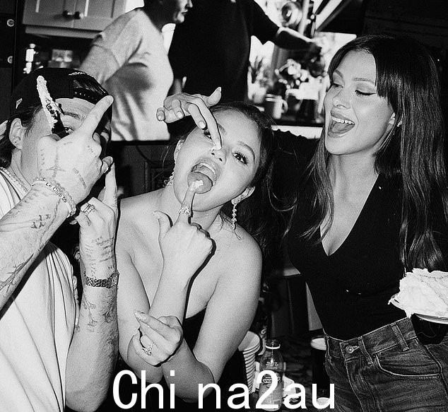 Pals:但是在演出期间 Nicola 身边缺少了 Selena Gomez,她很快就成为了她外出活动的可靠组成部分