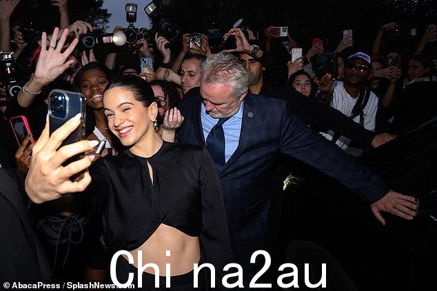 喜气洋洋:罗莎莉亚与粉丝合影时笑得合不拢嘴