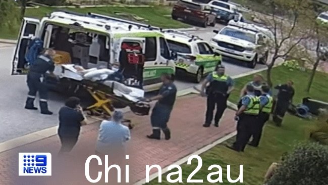 紧急服务人员赶到现场,但他们也无法阻止狗攻击皮尔女士。图片:九新闻
