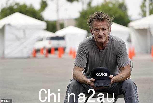 '太棒了。他就在摄像机旁边,看着我说出我所有的台词,'卡尔说