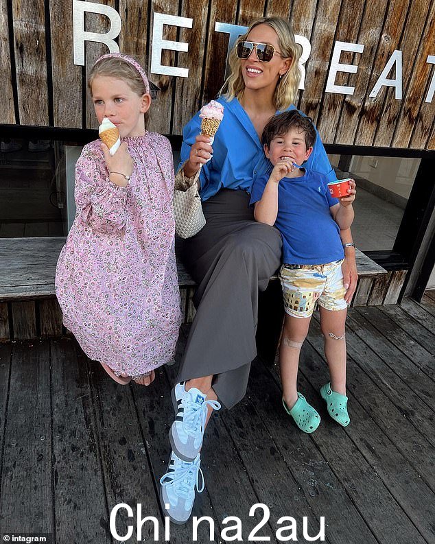 菲比·伯吉斯 (Phoebe Burgess) 似乎在 Instagram 上发表了一条神秘的评论,就在她的前夫萨姆·伯吉斯 (Sam Burgess) 迎来新生儿的几个小时后。与她的孩子们合影