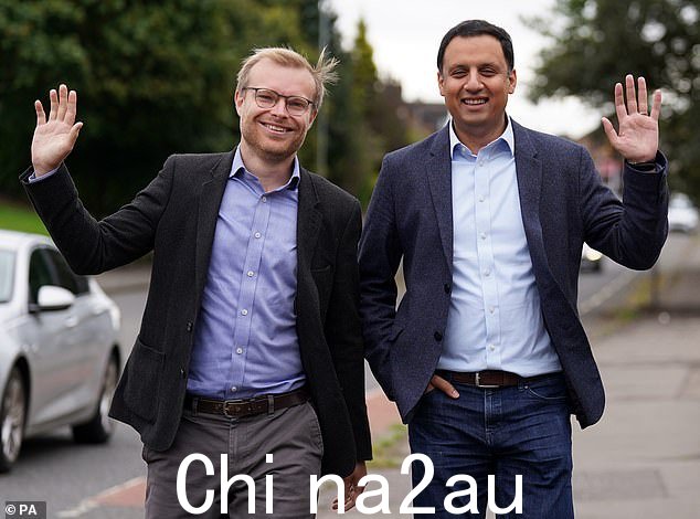 工党补选候选人 Michael Shanks 与该党苏格兰领袖 Ansa Sarwar 合影