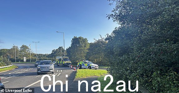 拉伸由于今天早上发生的一起警察事件，M53 高速公路的一部分被关闭。警方发言人已证实，紧急服务部门正在处理 M53 北行 J5 附近的一起车祸。他们建议人们避开该地区，因为所有交通从 J5 A41 New Chester Road (Eastham) 到 J4 A5137 Brimstage Road (Bebington) 的路线暂时被搁置。现场的图像显示一辆客车停在其一侧。 height=