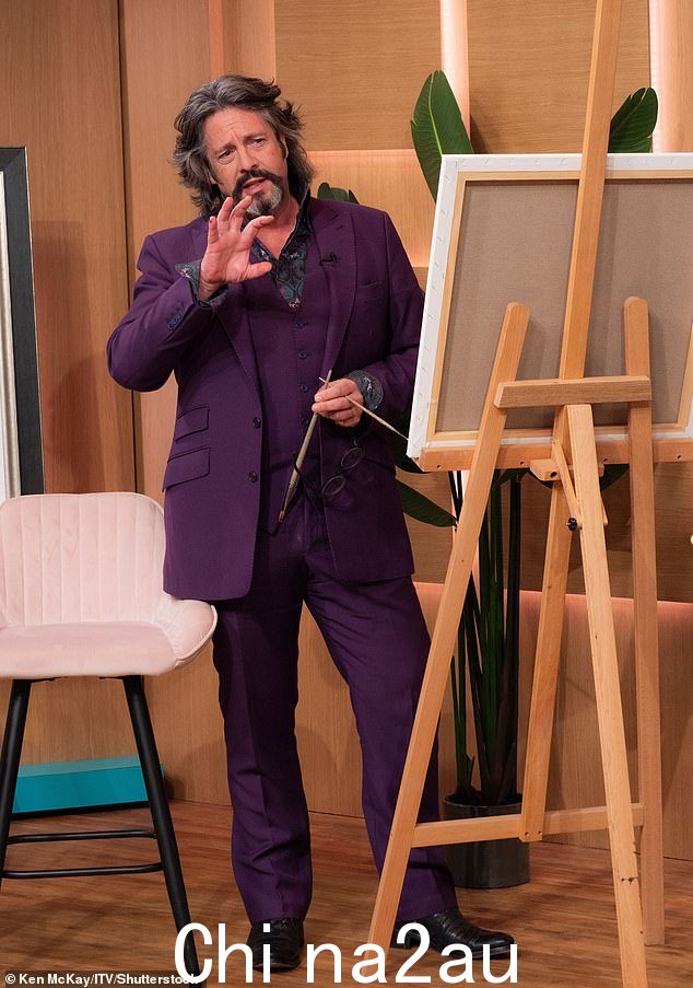 努力工作:劳伦斯·卢埃林-鲍文 (Laurence Llewelyn-Bowen) 重返美术界,在星期四的《This Morning》现场为霍莉·威洛比 (Holly Willoughby) 和乔西·吉布森 (Josie Gibson) 作画