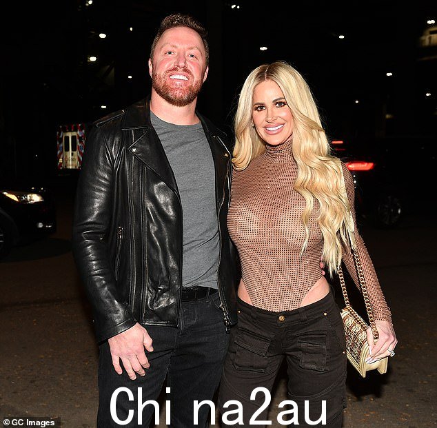 天哪:周三,金·佐尔恰克 (Kim Zolciak) 用一瓶红酒庆祝回到自己的婚姻之家,当时她正与克罗伊·比尔曼 (Kroy Biermann) 离婚(2022 年 10 月拍摄)