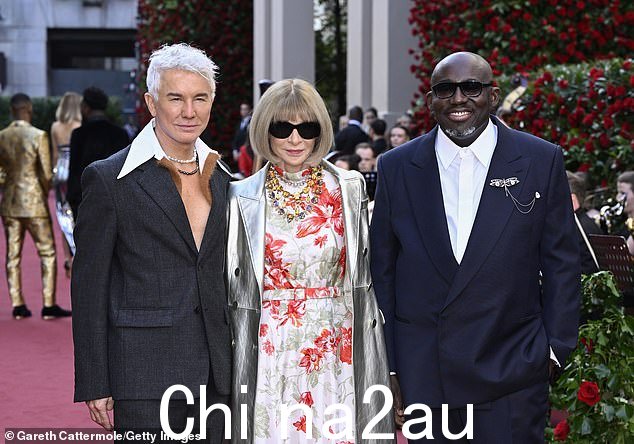 本月早些时候,Luhrmann(左)挽着好朋友、英国《Vogue》同性恋主编 Edward Enninful(右)的手臂出席了在伦敦举行的《Vogue World》活动