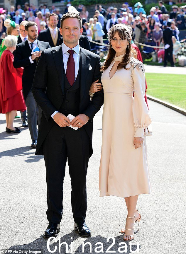 Patrick J. Adams 和妻子 Troian Bellisario 抵达 2018 年哈里王子和梅根·马克尔的婚礼