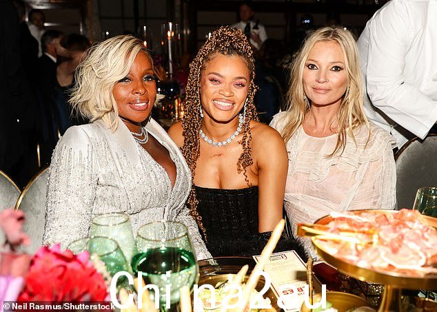 星星对齐!庆祝活动开始时,Andra 与灵魂乐巨星 Mary J Blige 和模特 Kate Moss 坐在一起