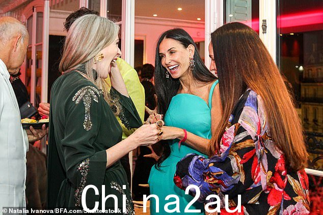 满面笑容:黛米在与卡门·布斯克茨和珠宝设计师丹妮拉·维勒加斯聊天时显得心情愉快