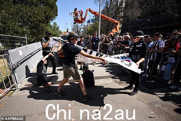抗议者穿着印有标语“50度不能踢足球”的T恤