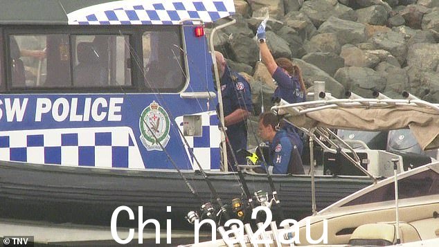 周六清晨,警察从悉尼东南部博特尼湾的水中救出了两名男子(如图,现场紧急服务人员)