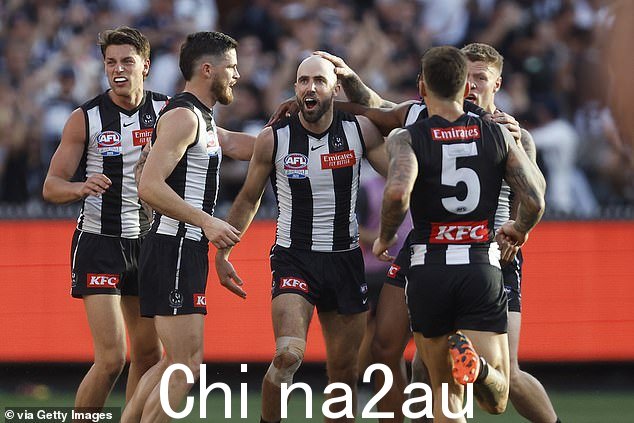 Steele Sidebottom(中)在售完的 MCG 比赛中为馅饼队攻入决定性进球