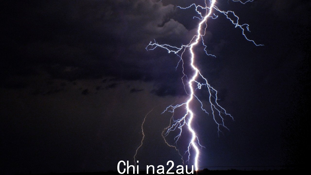 雷击点燃悉尼住宅大火