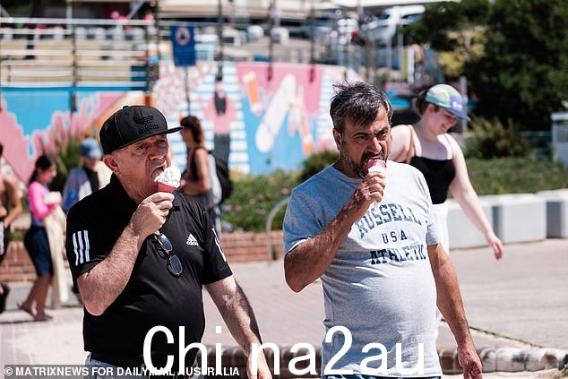 周日,几个朋友在邦迪海滩吃冰淇淋消暑
