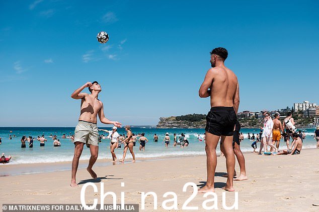 足球爱好者在悉尼东郊邦迪海滩的沙滩上踢球