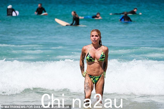 一名悉尼人周日在邦迪海滩享受清凉的海水后离开冲浪区