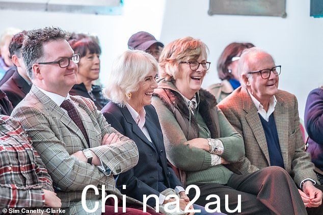 女王陛下还出席了今天早些时候举行的节日活动之一,即舒缓和满足的舒适美食的魅力。 Grace Dent 和 Rick Stein 与 Tom Parker Bowles 对话。