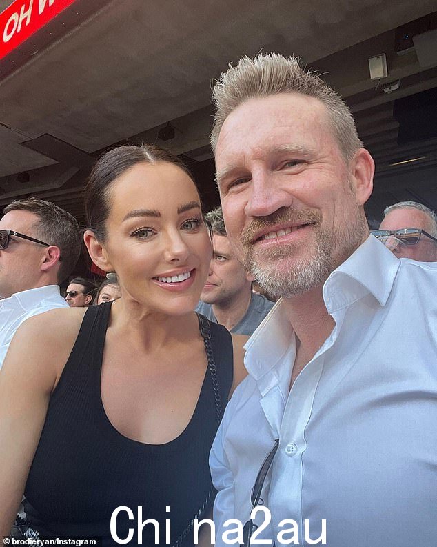 AFL 球星内森·巴克利 (Nathan Buckley) 的女友布罗迪·瑞恩 (Brodie Ryan),35 岁,分享了周六总决赛庆祝活动的幕后花絮。两人都合影了