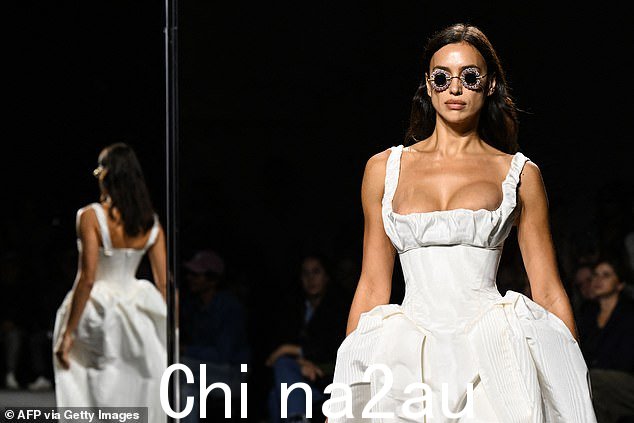 前卫:伊琳娜 (Irina) 在 T 台上佩戴超大太阳镜,为造型增光添彩