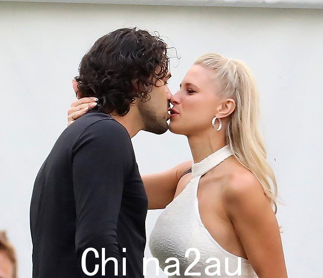 Loved up: Strictly Come Dancing 的 Graziano Di Prima 在周六的现场表演前被妻子 Giada Lini 亲吻嘴唇