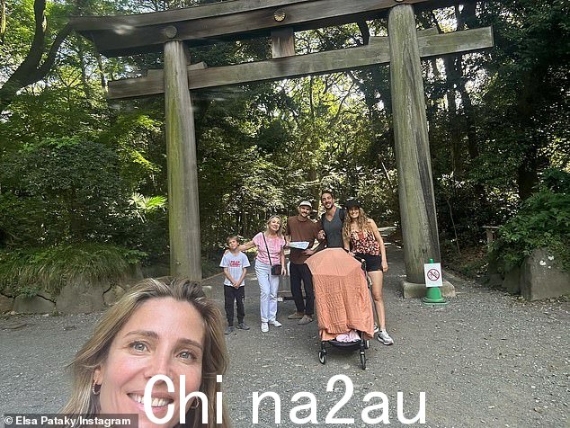 一家人还在城市里进行了一次自然漫步