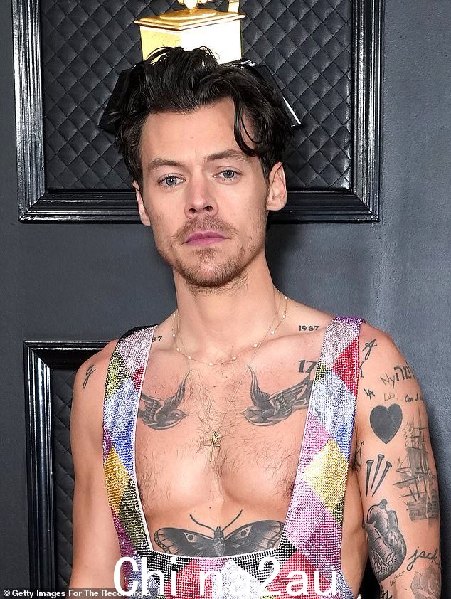 失误? 据报道,哈利·斯泰尔斯 (Harry Styles) 在伦敦圣潘克拉斯国际车站接女友泰勒·拉塞尔 (Taylor Russell) 时在双黄线上停车,因此被处以罚款(照片于二月)