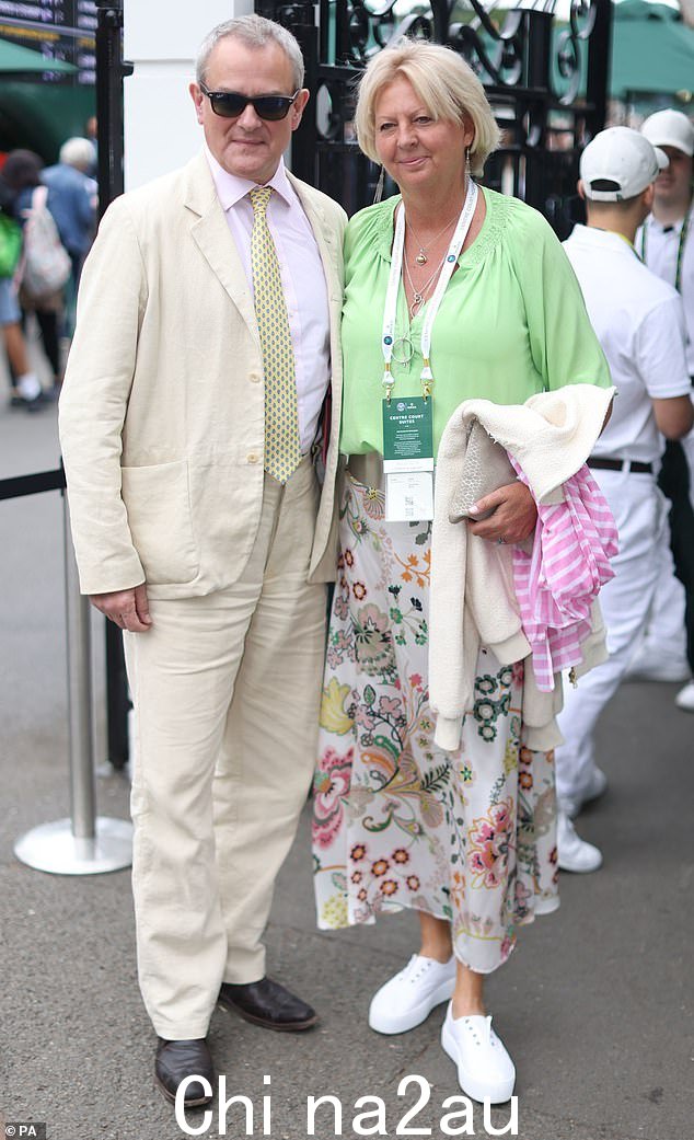 演员休·博纳维尔 (Hugh Bonneville) 和他的妻子露露·威廉姆斯 (Lulu Williams) 参加温布尔登全英草地网球和槌球俱乐部举行的 2022 年温布尔登锦标赛第四天