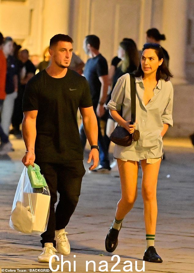 简单:周六,盖尔·加朵 (Gal Gadot) 与一位男伴在威尼斯街头漫步,展现出时尚的身材