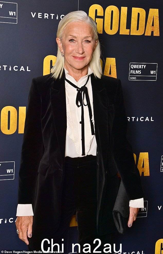 别致:77 岁的女演员扮演以色列第一位女总理果尔达·梅厄 (Golda Meir),身着黑色天鹅绒套装,展现时尚身材
