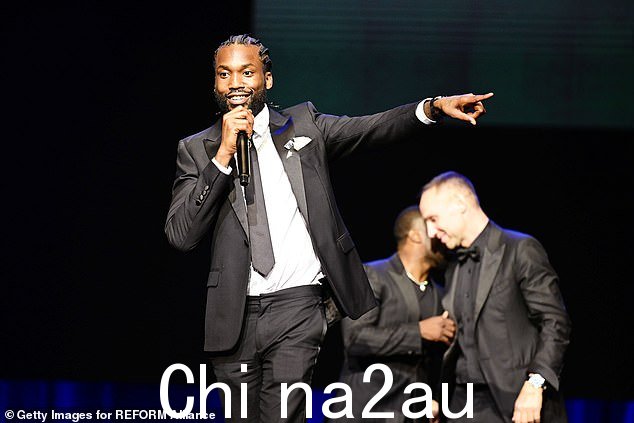 风云人物:米克·米尔 (Meek Mill) 还搭配了黑色领带的礼服。说唱歌手为晚上提供了娱乐节目。他也是改革联盟的联合创始人之一