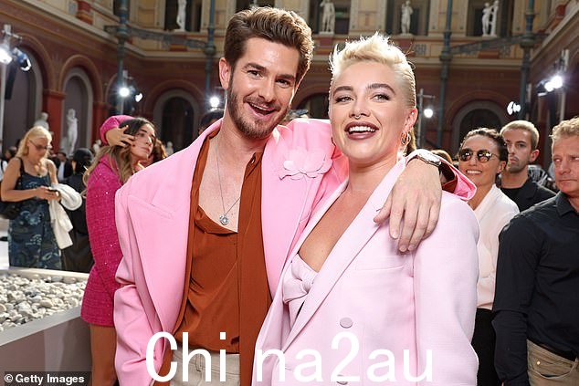 嬉戏:两人一起到达豪华场地后,两人在豪华场地内伸出舌头,拍了一系列俏皮的照片,然后在前排就座观看演出