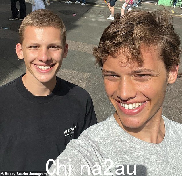 兄弟:虽然 Jade 儿子的父亲是电视节目主持人 Jeff Brazier,但今天 Jack 仍然与 Bobby(右)和 Freddie(左)保持着关系