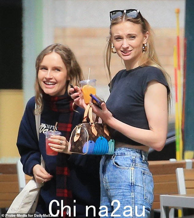 Olivia DeJonge(左)和 Sophie Turner 在过去两周内多次被发现一起出现在纽约
